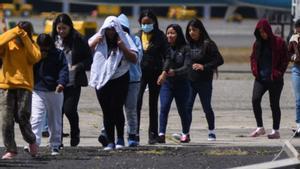 Migrants guatemalencs arriben a la base aèria La Aurora en un vol de deportació des dels EUA, el 18 de febrer. | CRISTINA CHIQUIN / REUTERS