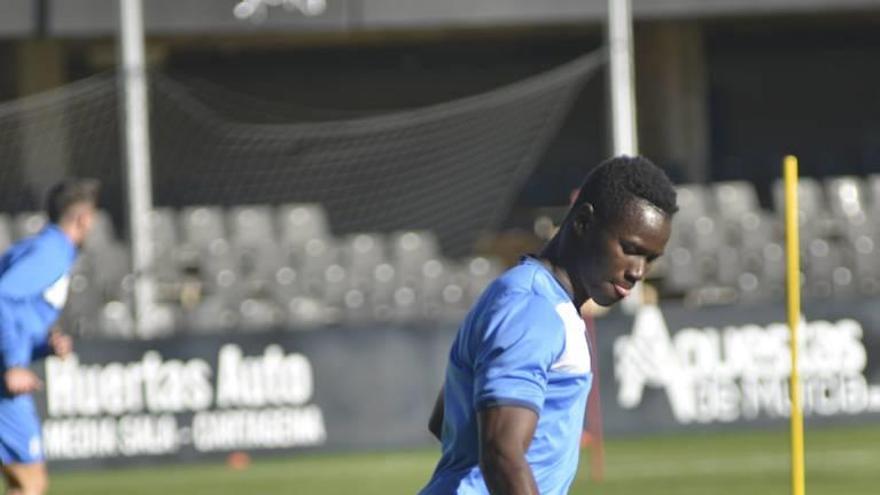 Moussa golpea el balón en un entrenamiento.