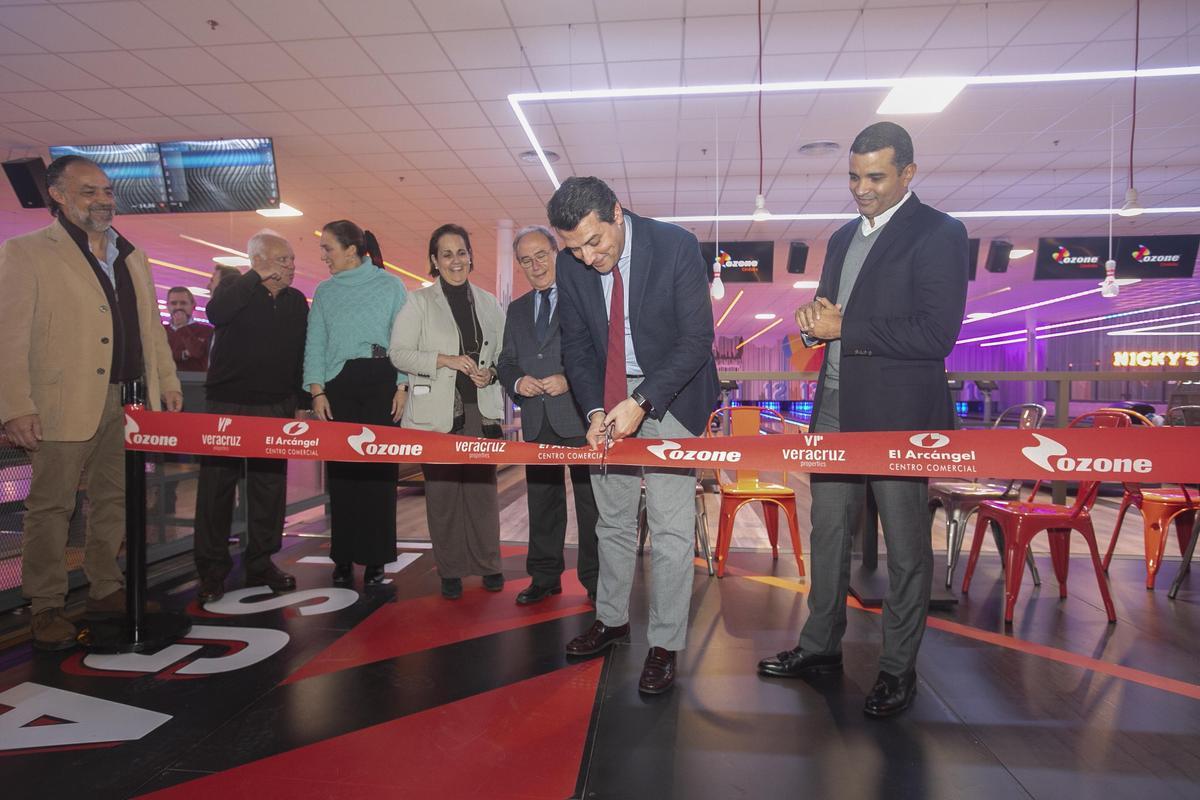 Corte de la cinta inaugural de la nueva bolera del Centro Comercial El Arcángel.