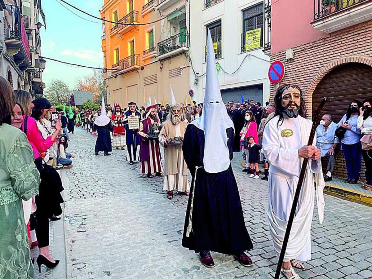 VIRGEN DE LAS ANGUSTIAS  EL PASO ES DE MADERA TALLADA Y DORADA DE ESTILO BARROCO.