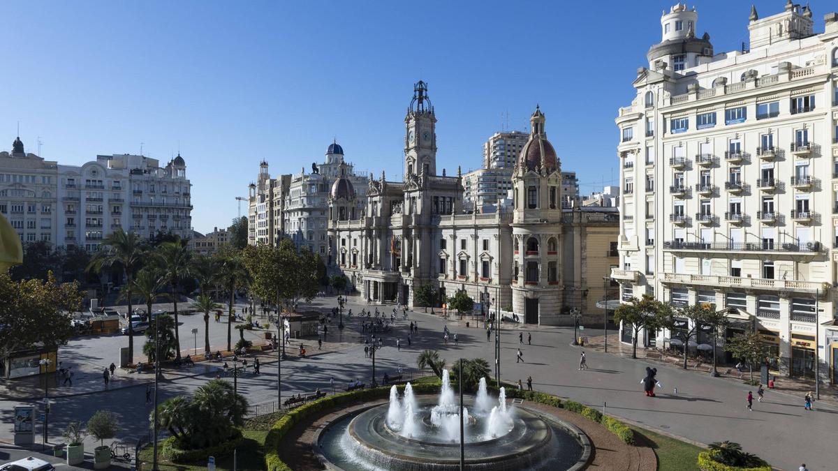 Plaza del Ayuntamiento de València con el edificio consistorial al fondo