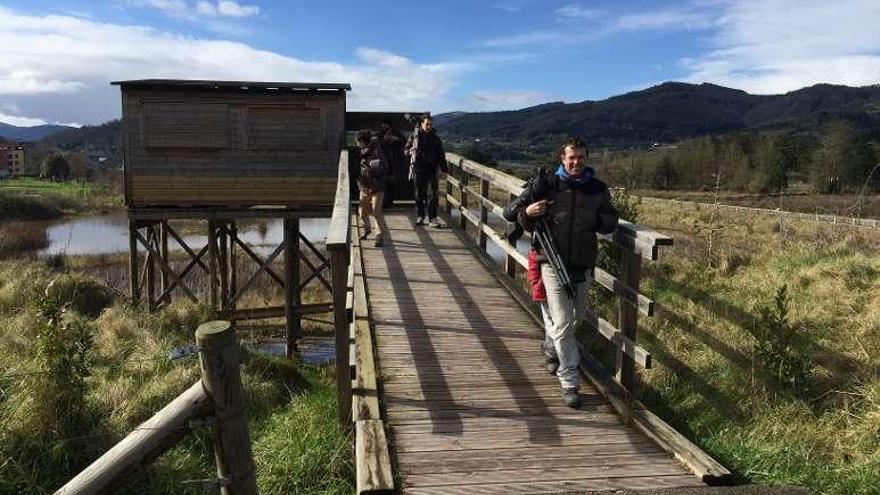 Marcos Sánchez y su familia, en el observatorio de aves de El Cierrón.