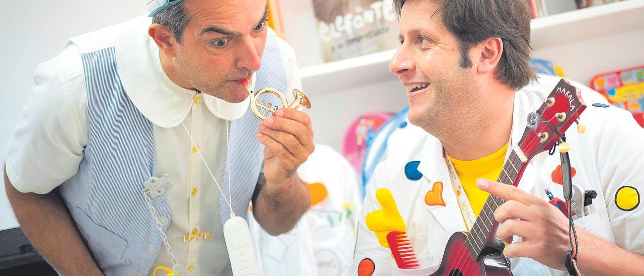 Artistas hospitalarios llevan sonrisas a las escuelas de La Palma para hacerles olvidar el drama del volcán.