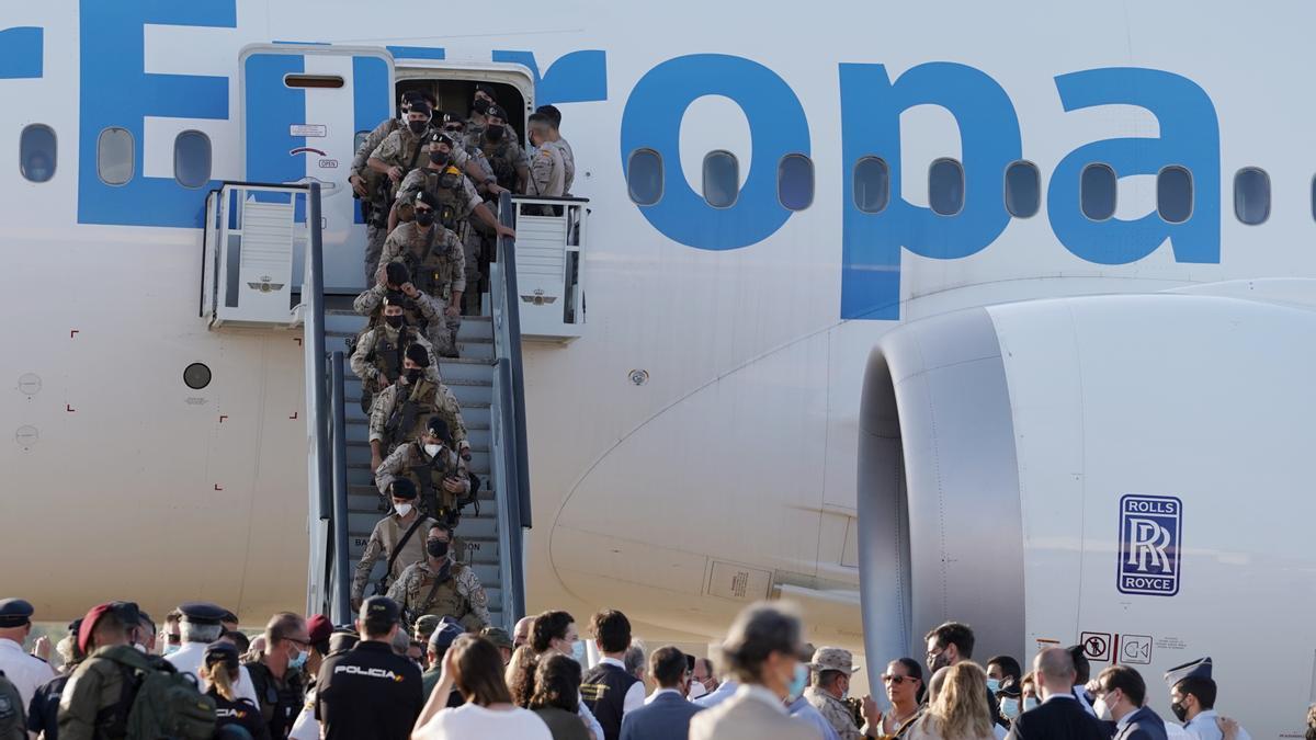Militares que colaboraron en la evacuación en Afganistán, a su regreso a España.