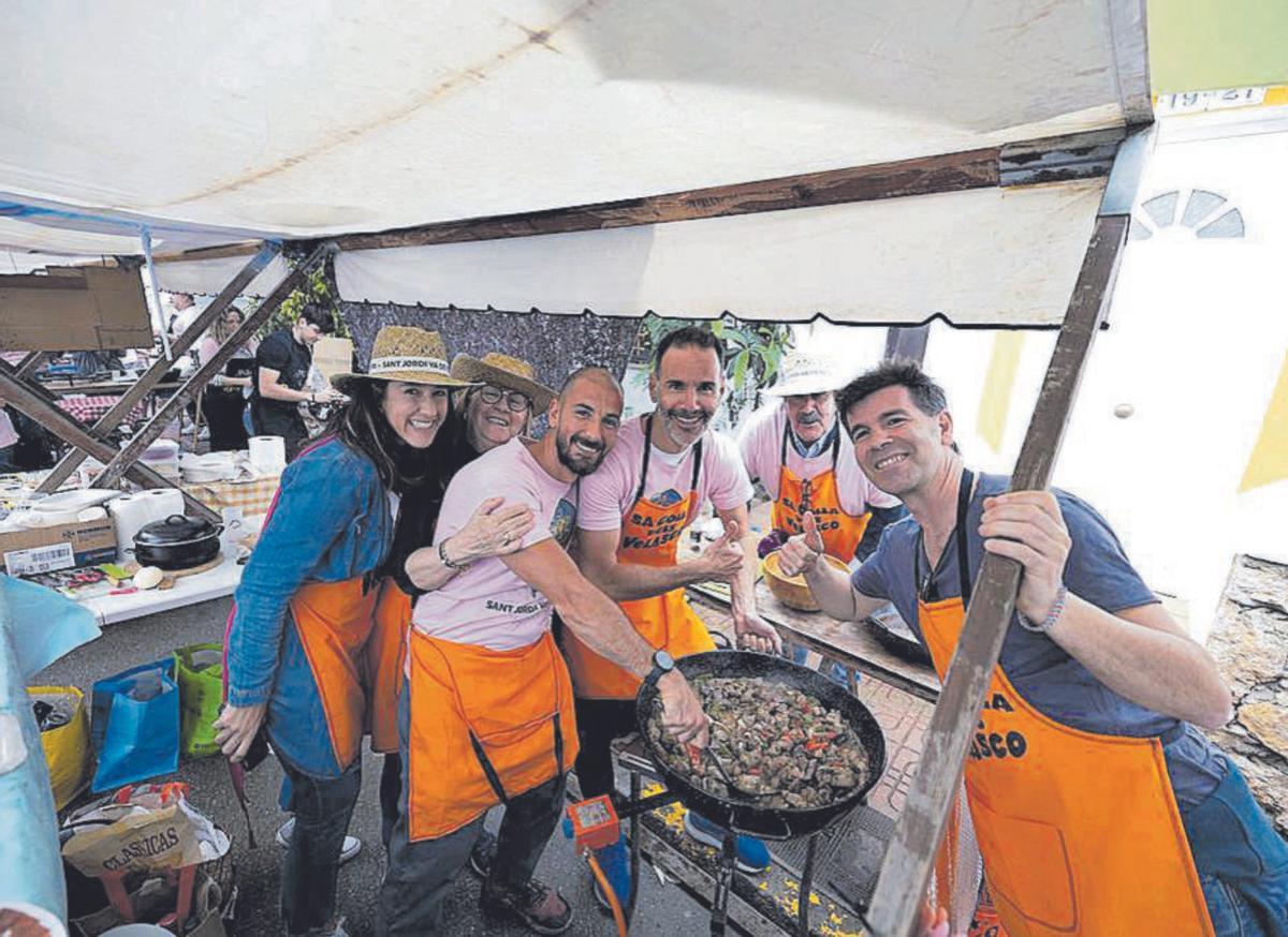 El concurso, un motivo para reunirse en torno a la cocina. |  | FOTOS: VICENT MARÍ