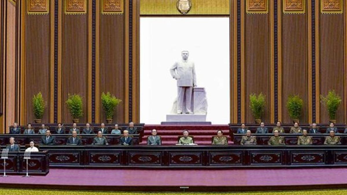 Kim Jong-il (centro) preside la Asamblea Suprema Popular en Pyongyang, ayer.