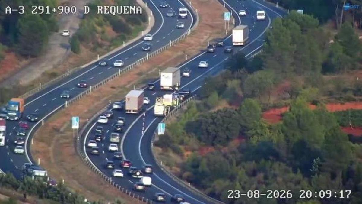 Un accidente en la A-3 a la altura de Requena complica el tráfico de este domingo en Valencia