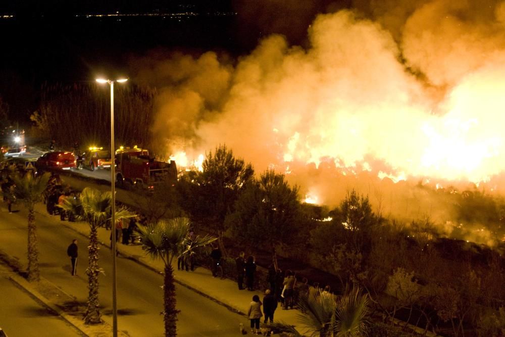 Un incendio obliga a desalojar el camping de Almenara