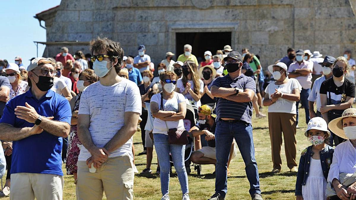 Fieles en la misa, con la capilla al fondo. // Bernabé/Javier Lalín