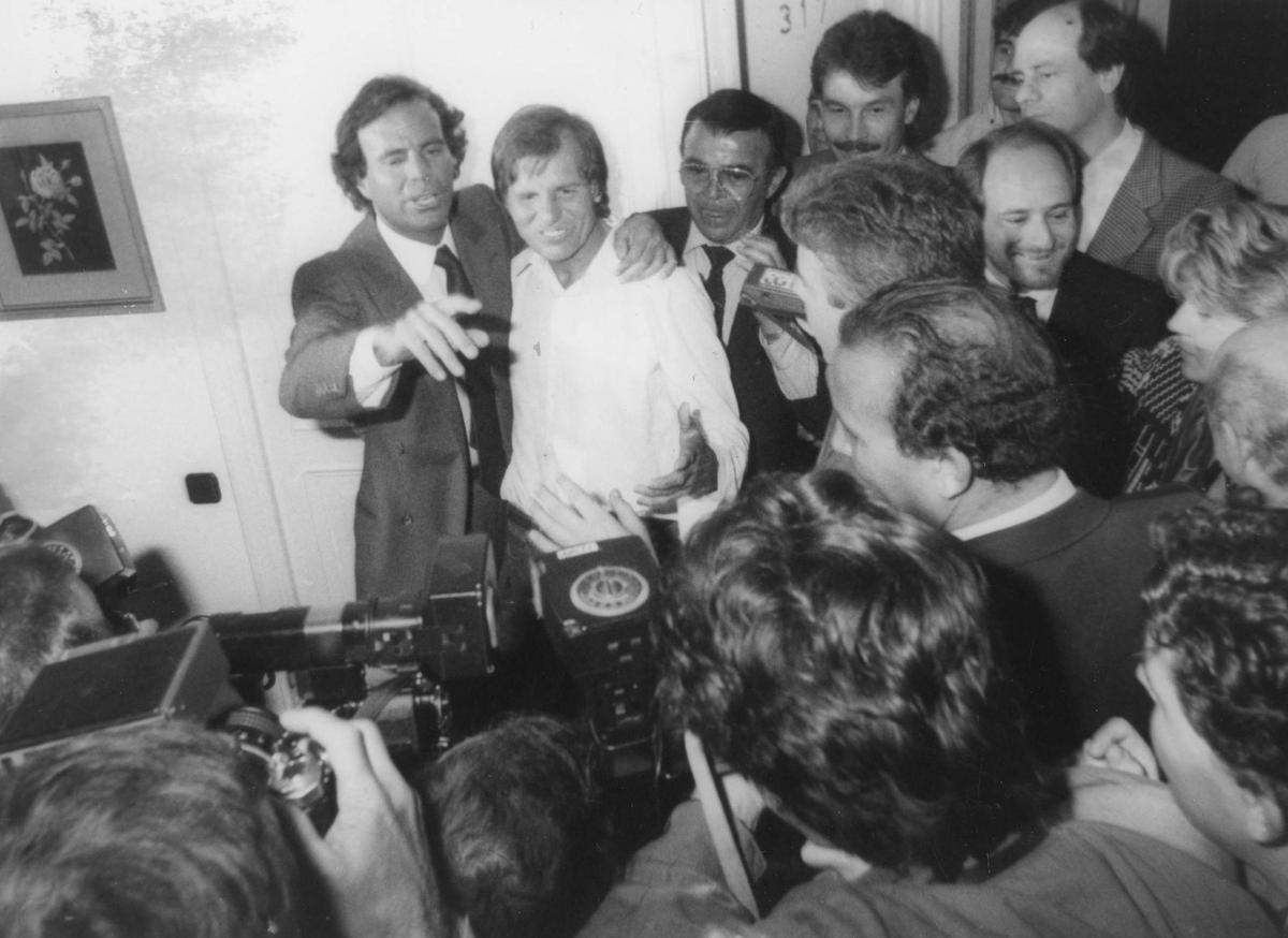 Manuel Benítez 'El Cordobés', junto a Julio Iglesias.