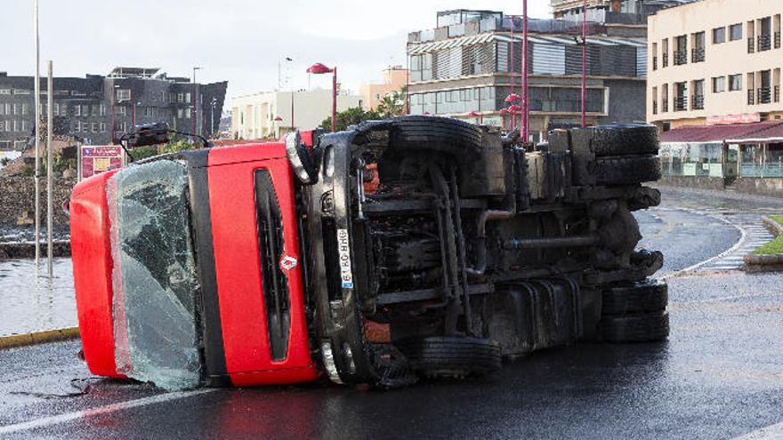 Herido al volcar un camión en Fuerteventura