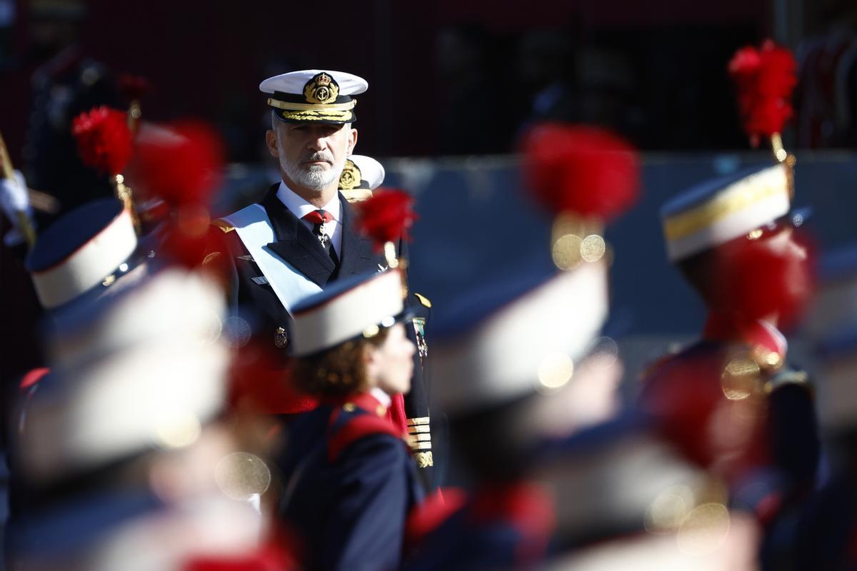 MADRID, 12/10/2022.- El rey Felipe VI pasa revista a la guardia que le rinde honores antes del desfile del Día de la Fiesta Nacional, este miércoles, en Madrid. EFE/ Rodrigo Jiménez