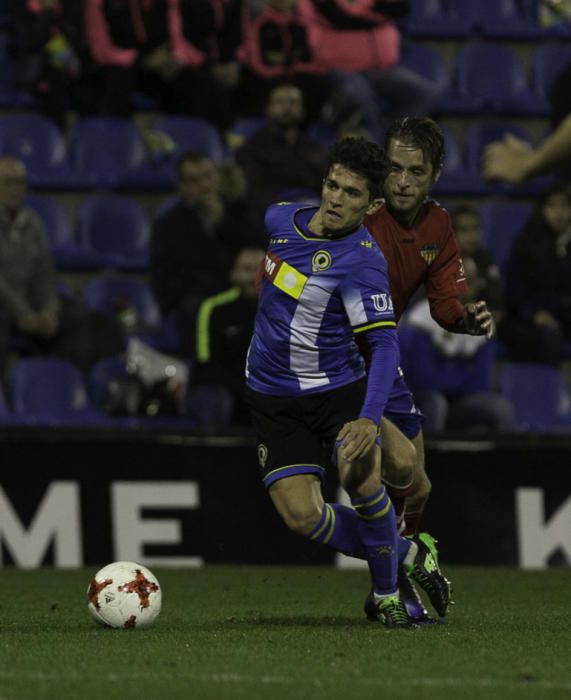 Dos errores del meta gaditano condenan al Hércules en su mejor partido de la temporada.