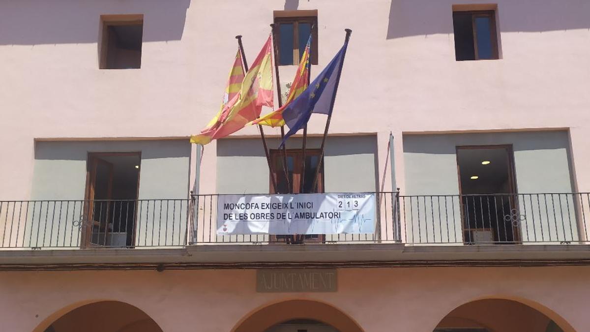 Pancarta reivindicativa en el ayuntamiento de Moncofa con los días de retraso del ambulatorio.