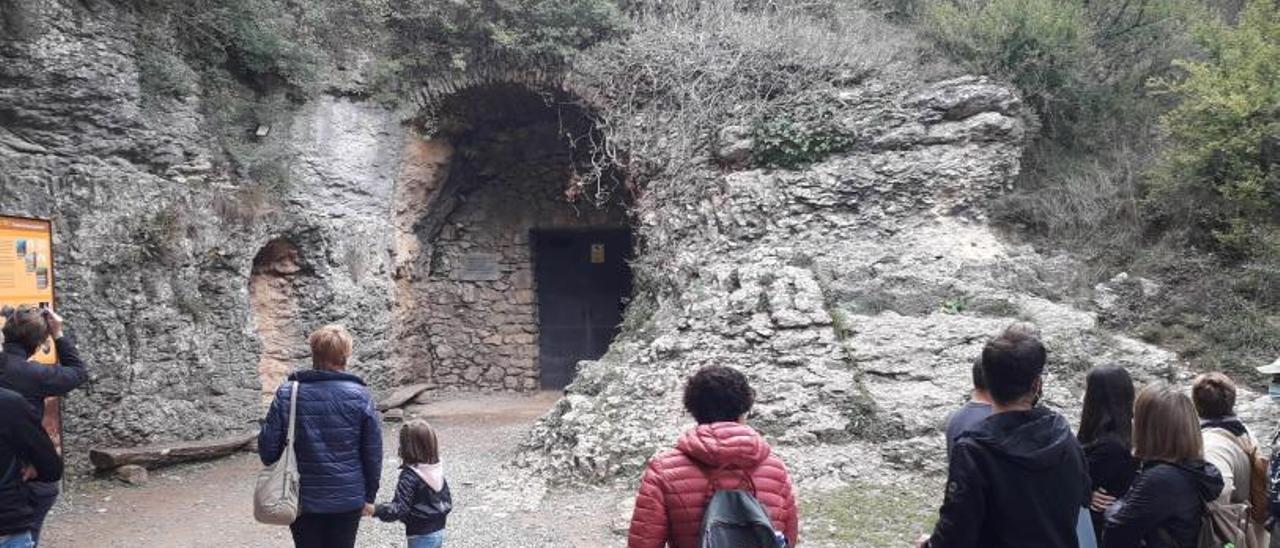 Visites i publicacions per aprofundir en el coneixement sobre l’arqueologia de prop. 1 Una visita al Parc prehistòric de les Coves del Toll de Moià (Moianès), el 9 d’octubre del 2021.2 La roca dels Bous, a la Noguera, el 17 d’agost del 2017.  |