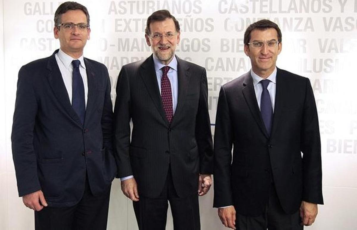 El president del Govern, Mariano Rajoy, entre el president del PP basc, Antonio Basagoiti (esquerra), i el president electe de la Xunta de Galícia, Alberto Núnez Feijóo, durant una trobada a Madrid.