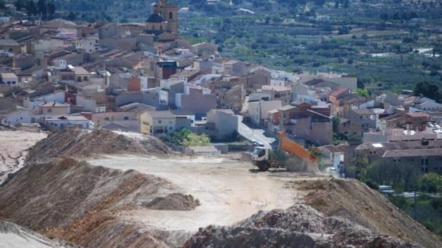 La concesión minera, en las proximidades del casco urbano de Villar del Arzobispo.