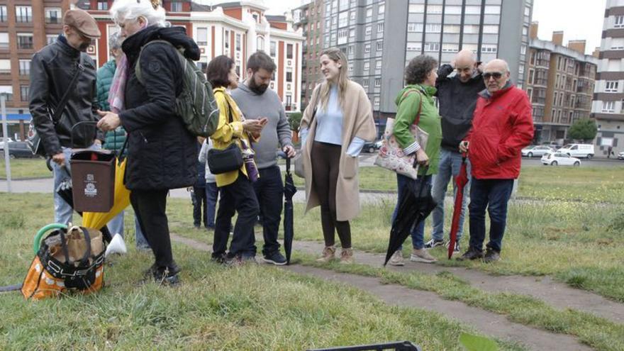 Olaya Suárez, en el centro de la imagen, ayer, en el «solarón».