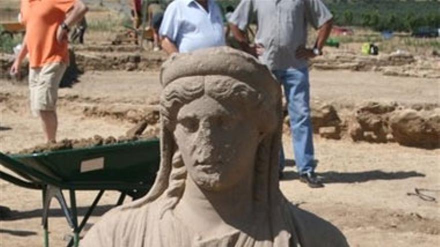 Halladas una estatua femenina y una cabeza de bóvido en el yacimiento de Regina