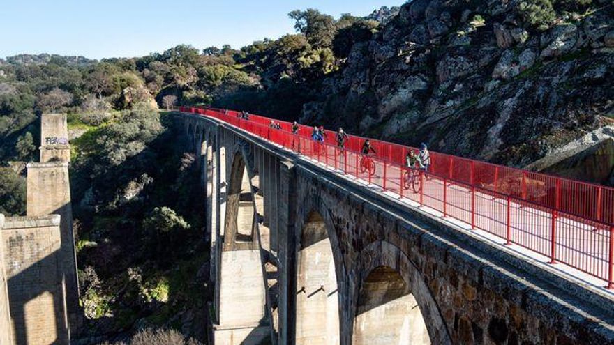 El nuevo acceso a la vía verde de Plasencia por una pasarela, más cerca