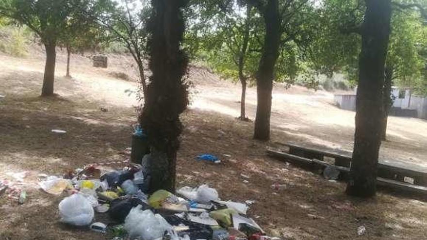 Basura sin retirar en el entorno de Pena de Francia