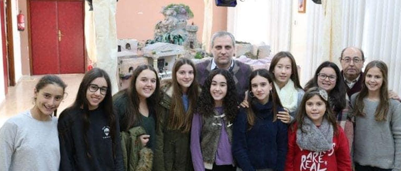 Alumnas salesianas con el Belén ganador. A la derecha, junto a Fernando Urios está Clara Parejo.