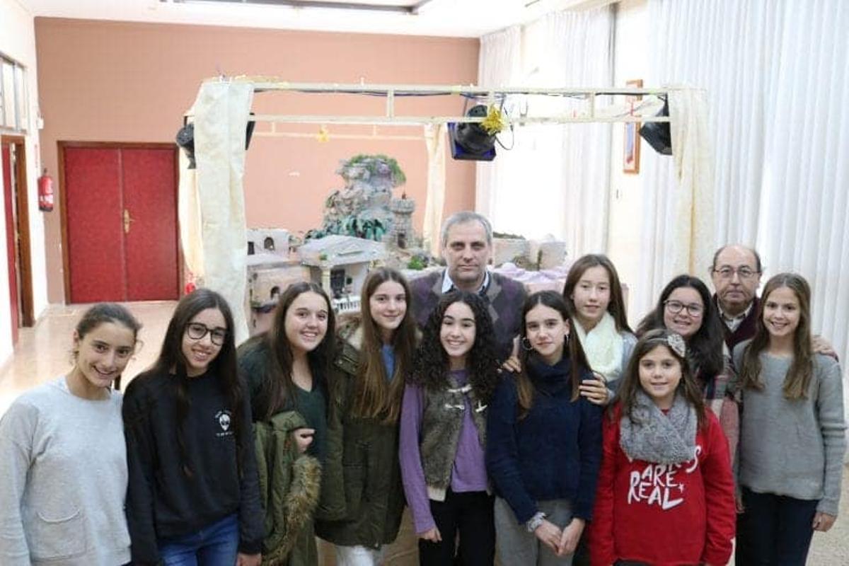 Alumnas salesianas con el Belén ganador. A la derecha, junto a Fernando Urios está Clara Parejo.