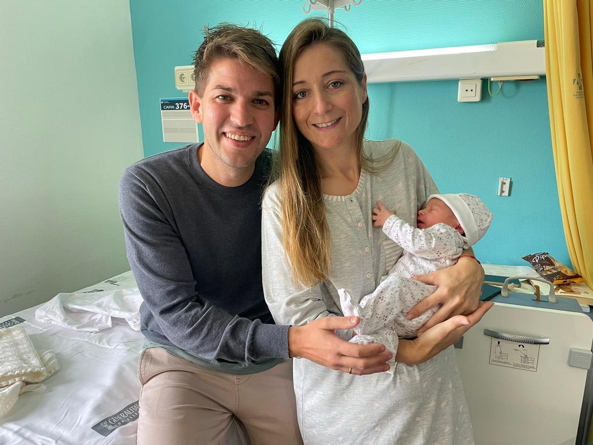 Los felices padres Cati y Javier con su hija María