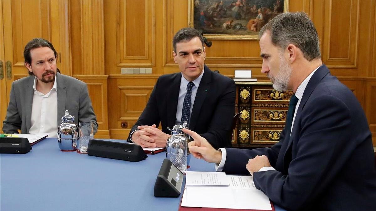 Pablo Iglesias, Pedro Sánchez y el rey Felipe departen durante un Consejo de Ministros celebrado el pasado febrero.