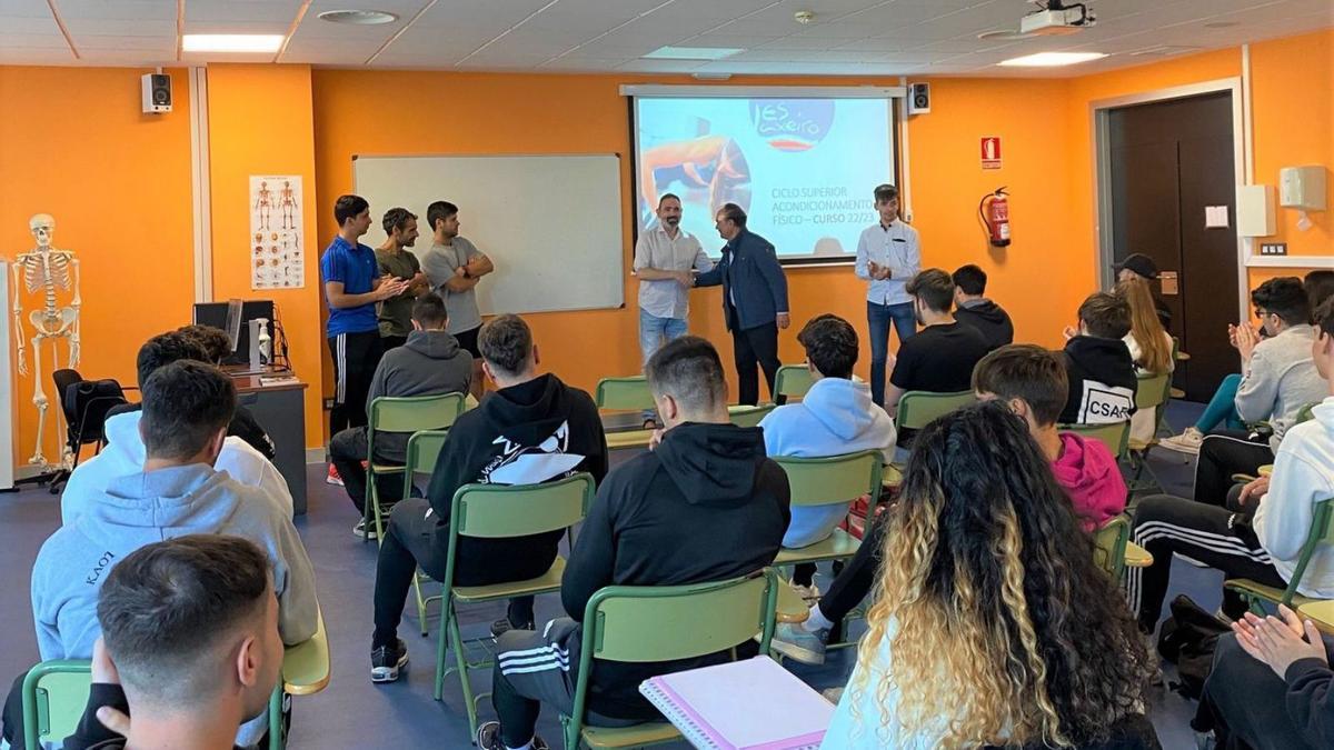 López y Crespo con profesores y alumnos en las dependencias del Lalín Arena.