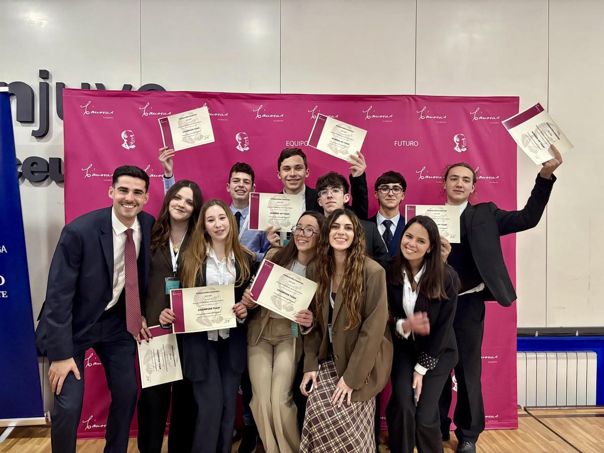 Los ocho alumnos del IES Valle del Azahar celebran la victoria con sus profesores Juan Antonio González Codes, Tamara López Mata y Jennifer Jiménez Robles.