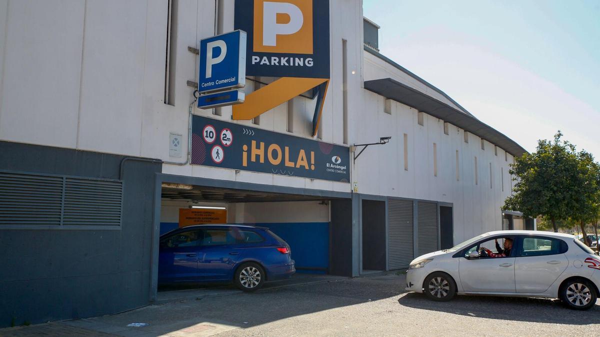 Varios coches acceden al parking del centro comercial El Arcángel.