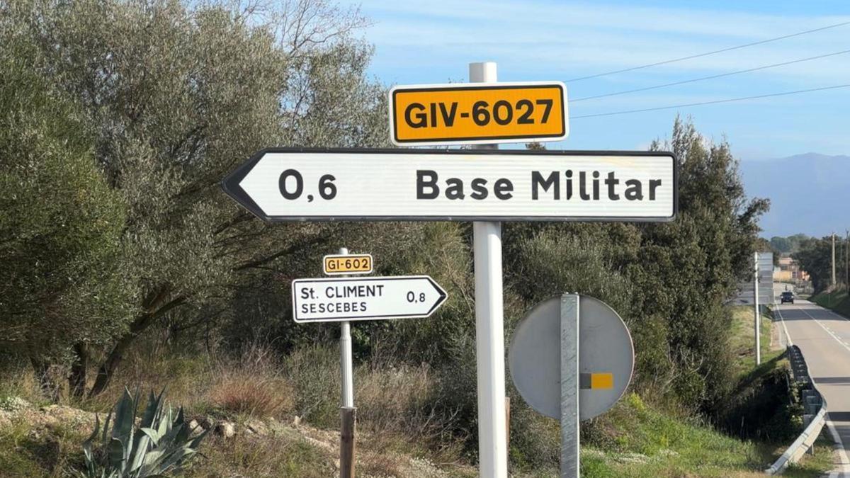Imatge del cartell de la base militar de Sant Climent Sescebes
