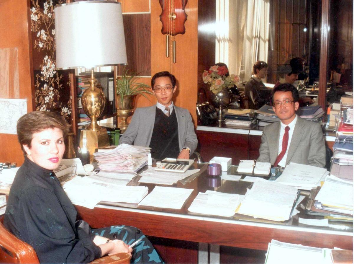 Toñi Sánchez recibe a dos directivos japoneses en la sede de Orient en el Compás de la Victoria, en los años 80.