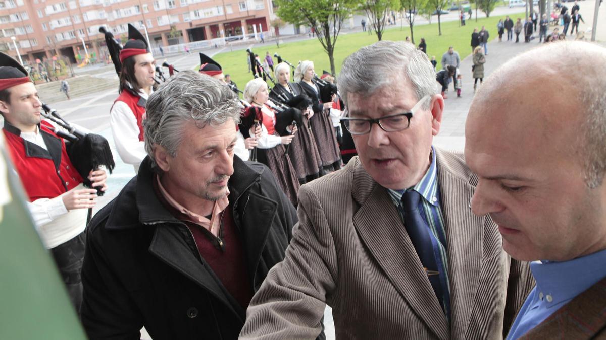 Rufino Ballestero en un acto de Iniciativas Deportivo-Culturales en La Calzada entre (en aquellos momentos) los ediles Carlos Rubiera y Pedro Barbillo.