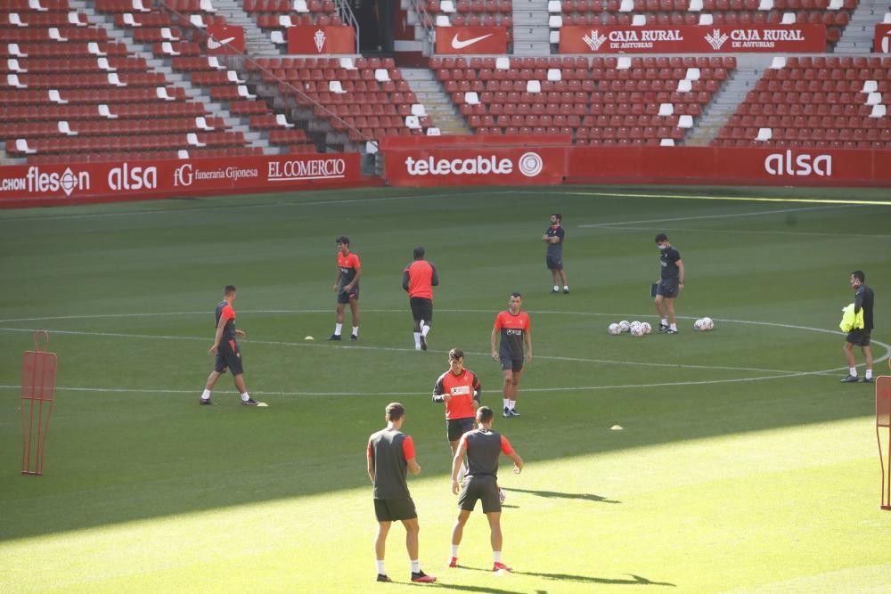 Entrenamiento del Sporting en El Molinón