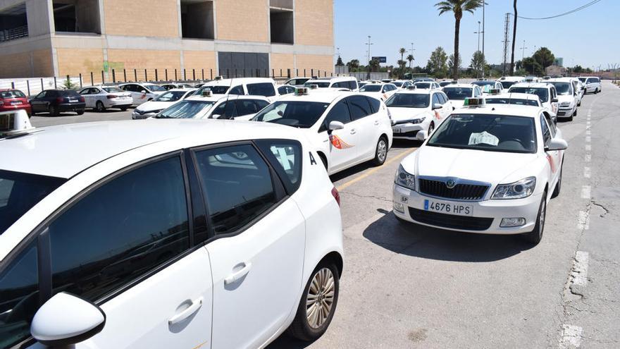 Taxistas de Murcia concentrados en La Fica.