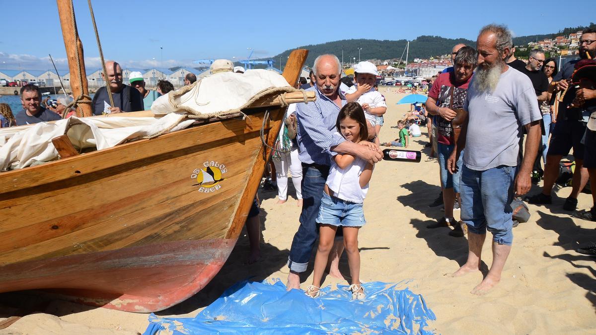 A nena Lola, neta do carpinteiro de ribeira Manuel González &quot;Purro&quot;, no bautismo do bote polbeiro &quot;Villa de Bueu&quot;. // Gonzalo Núñez