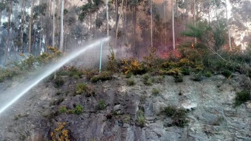 Incendios en Galicia| El fuego arrasa en Rianxo más de 850 hectáreas