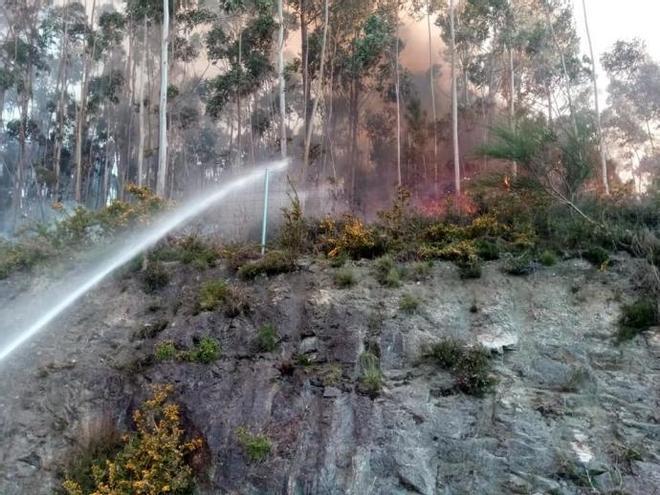 Incendios en Galicia| El fuego arrasa en Rianxo más de 850 hectáreas