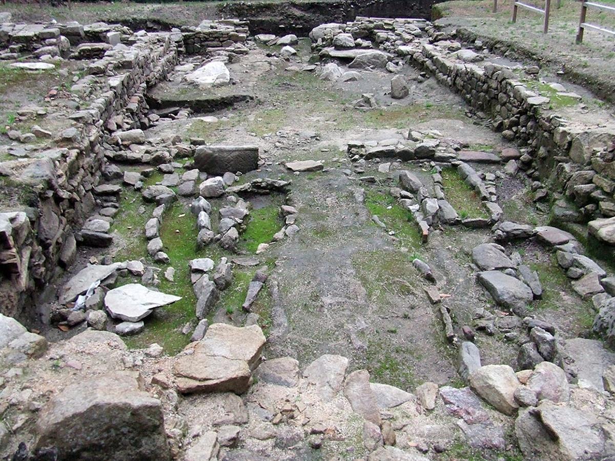 La zona de enterramientos en la Igrexa Vella de Santa Comba de Louro