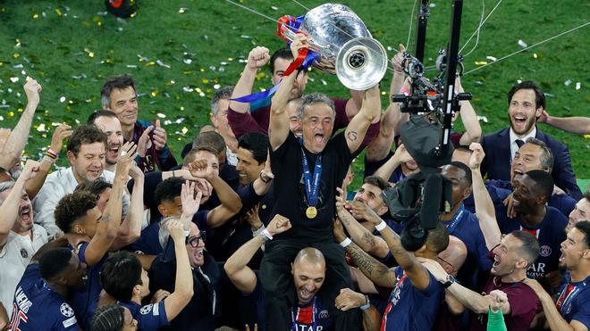 Los jugadores del Paris SG llevan a Luis Enrique a hombros con la Champions ganada en Múnich.