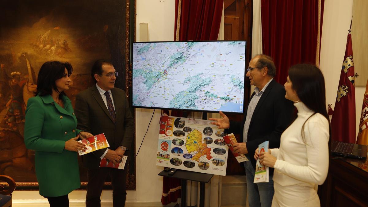 Martín muestra el plano de rutas a los ediles de Comercio, Turismo y Medioambiente.
