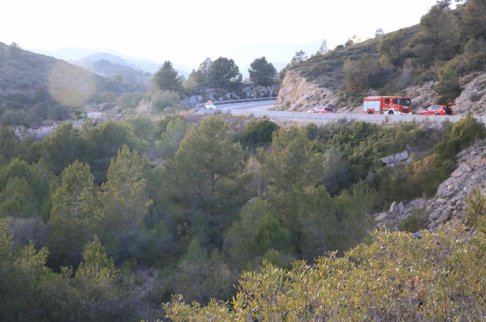 Tres menors morts i un ferit crític en caure un cotxe per un barranc al Perelló