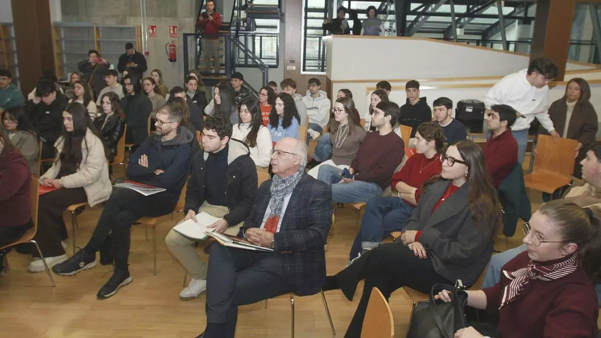 Ourense: ADE y otros grados analizan las salidas laborales con profesionales del sector público y privado