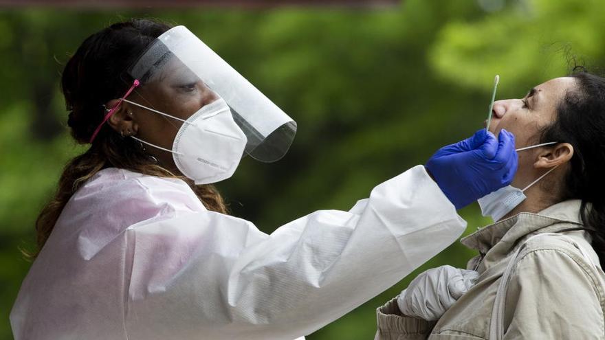 Una médico practica un test de coronavirus en Virginia (EEUU).