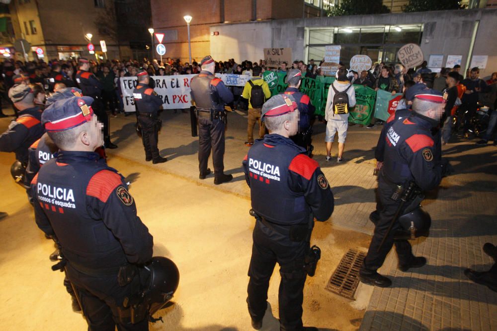 Dues concentracions s'han enfrontat a Salt per la inseguretat i el racisme