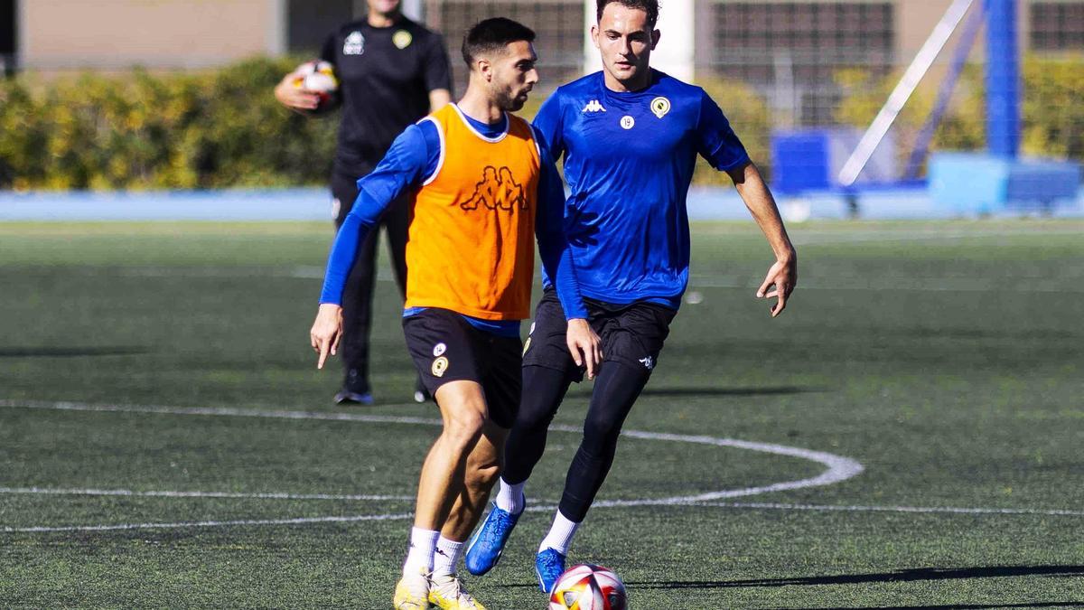 Miguel Marí y Carlos Mangada, durante un entrenamiento esta semana sobre césped artificial en la Antonio Valls de Alicante.