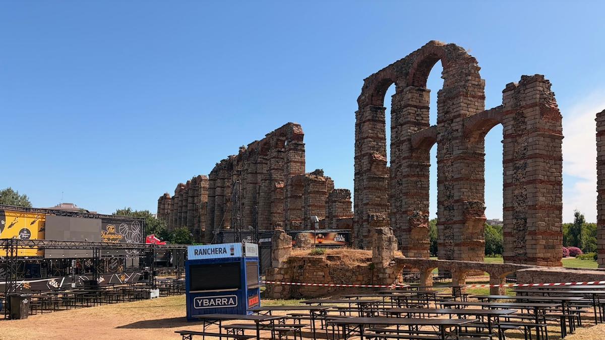 Vídeo | El entorno del Acueducto de los Milagros, tomado por instalaciones temporales que han provocado el malestar vecinal