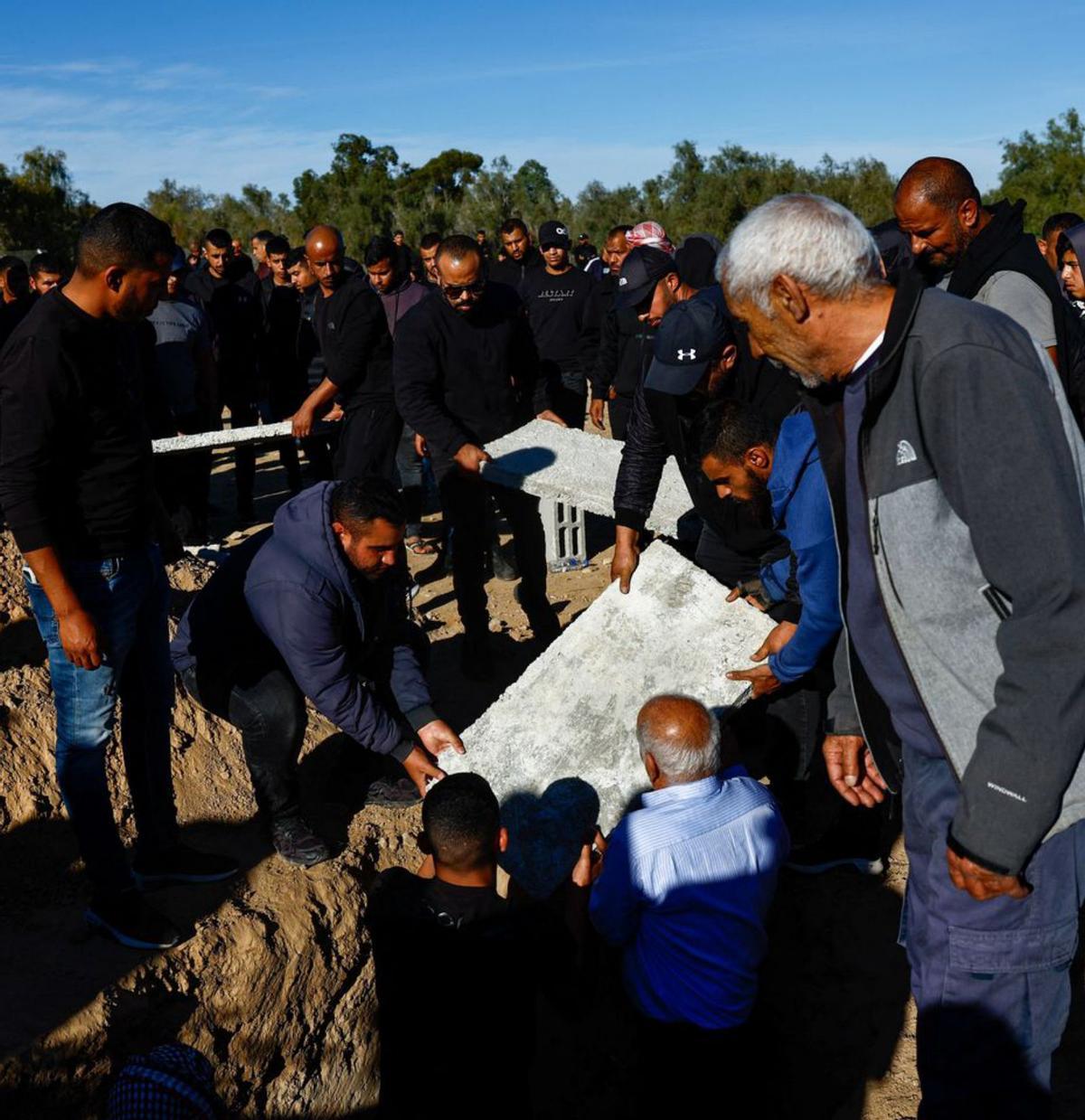 Els tres ostatges que va matar l’Exèrcit lluïen bandera blanca